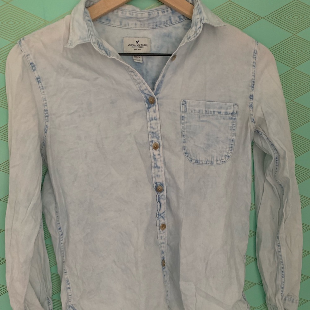 LIGHT ACID WASH BUTTON DOWN BLOUSE